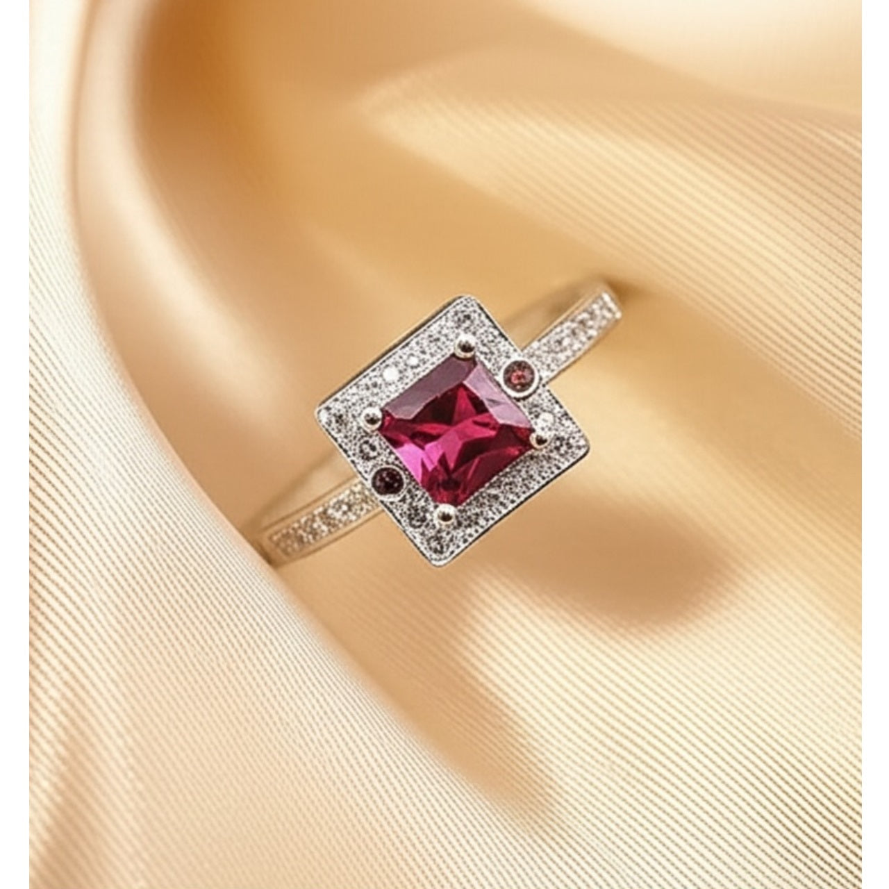 Anillo de Compromiso con Zirconio rojo en Plata de Joyas Lucyana