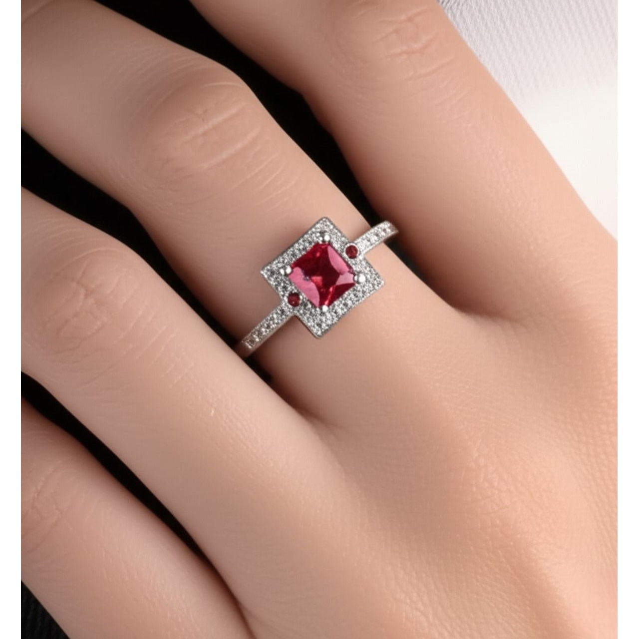 Anillo de Compromiso con Zirconio rojo en Plata de Joyas Lucyana