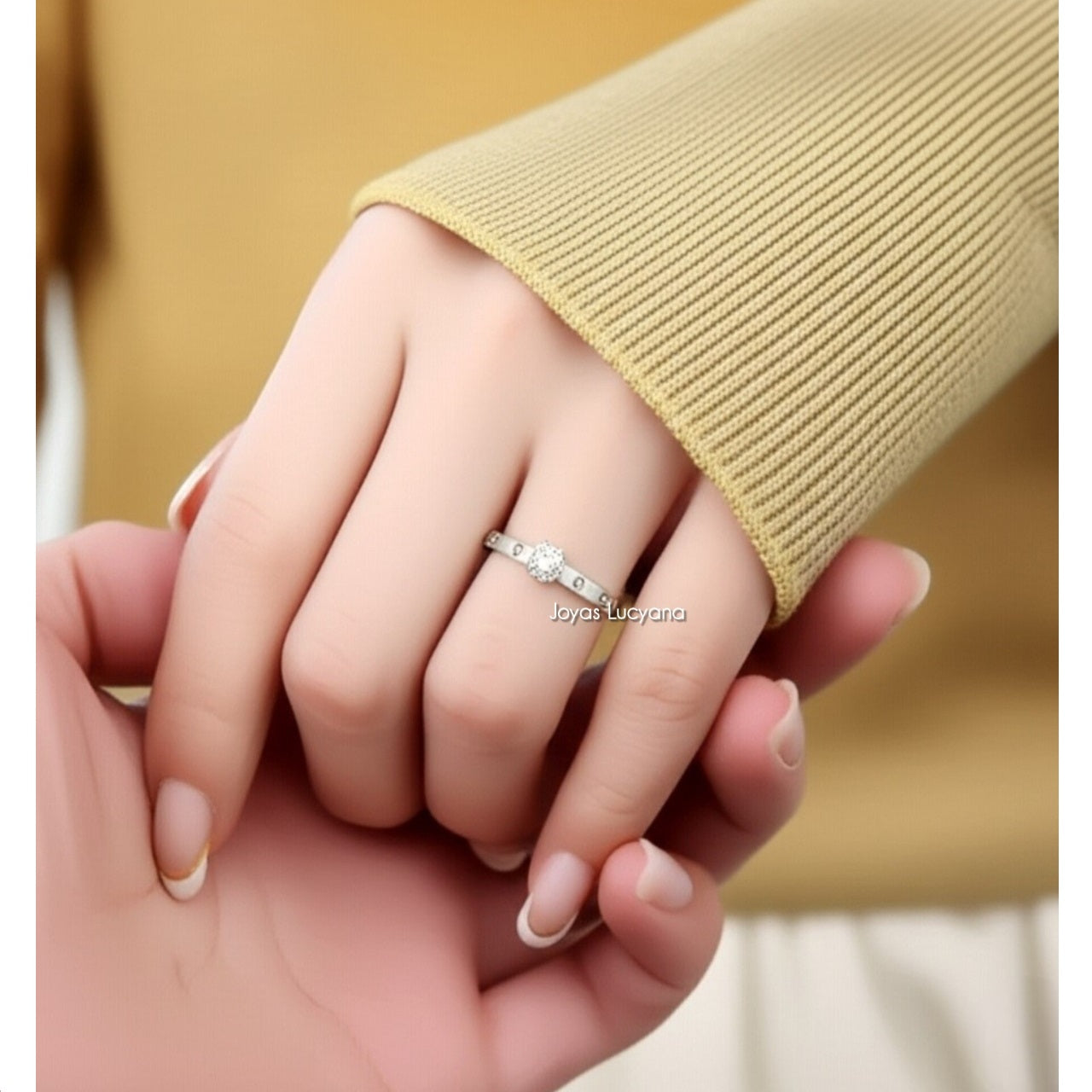 Anillo de Compromiso Bañado en Oro Blanco de Joyas Lucyana