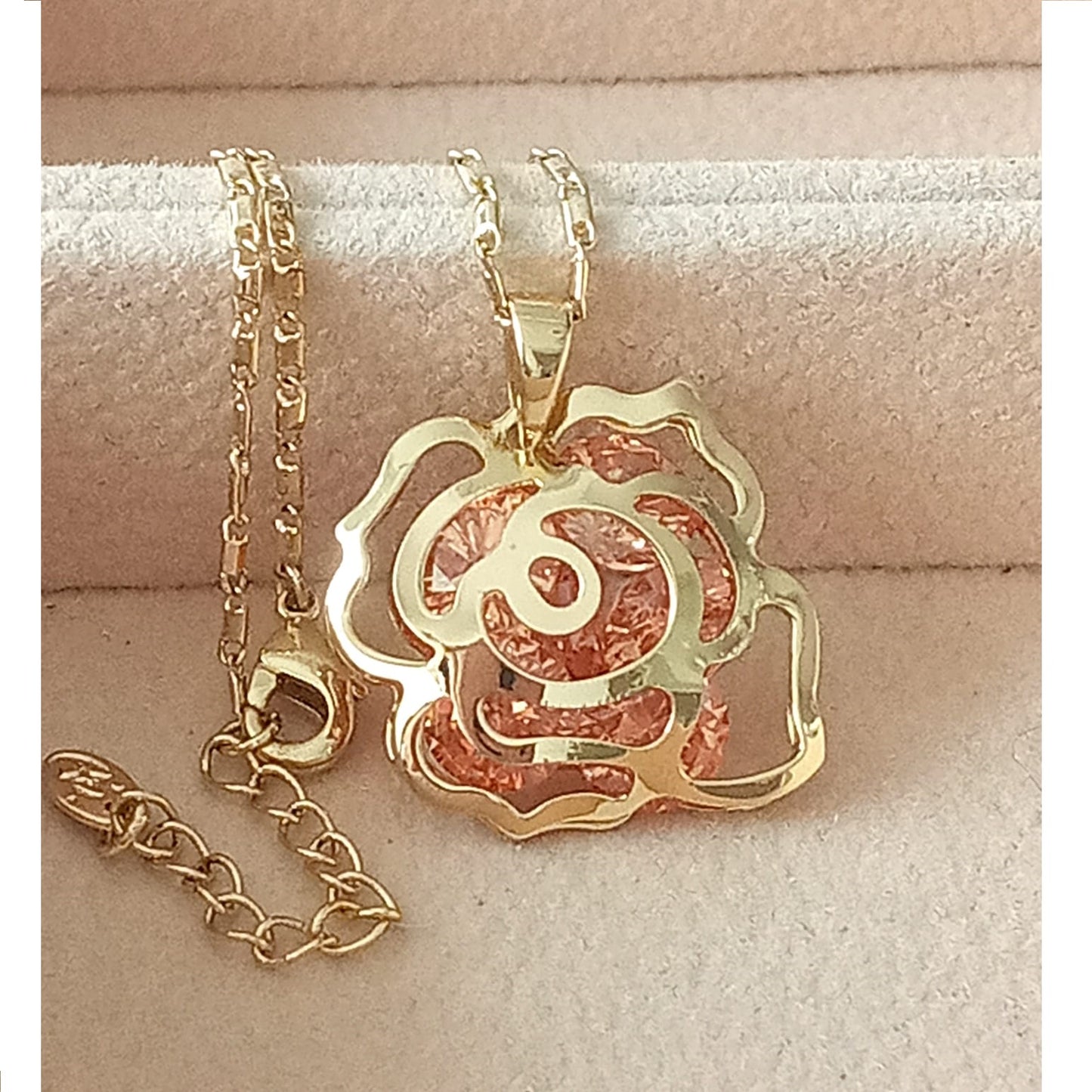 Collar Mujer Rosa Destellante Dorado