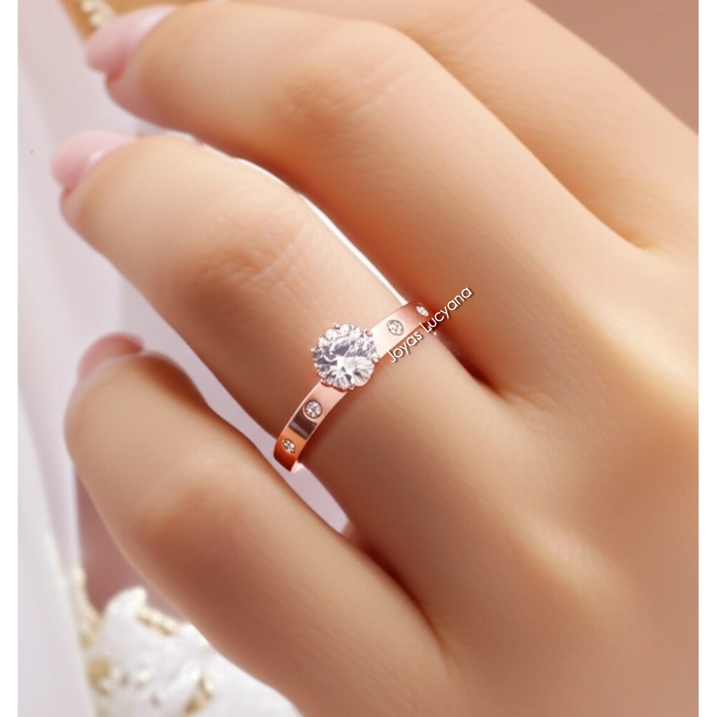 Anillo de Compromiso Bañado en Oro Rosa de Joyas Lucyana
