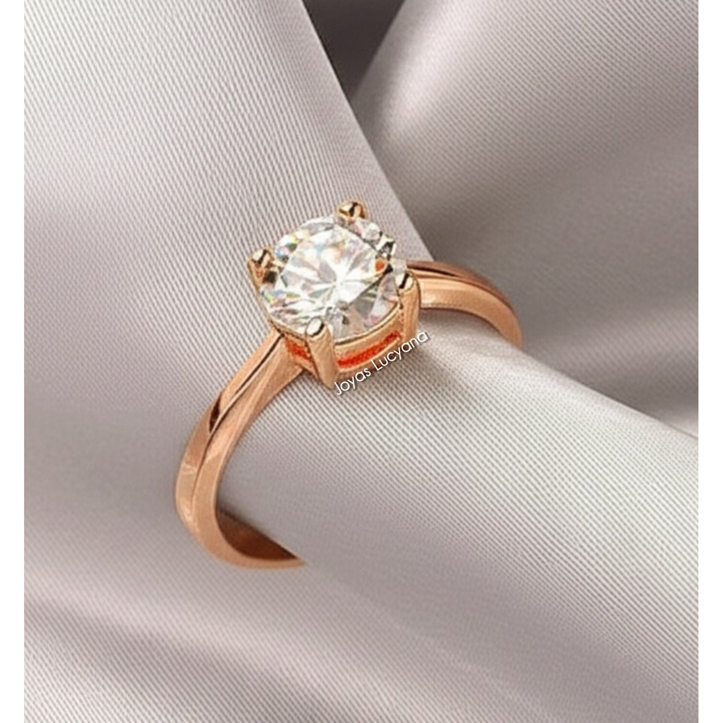 Anillo de Compromiso Solitario Bañado en Oro Rosa de Joyas Lucyana