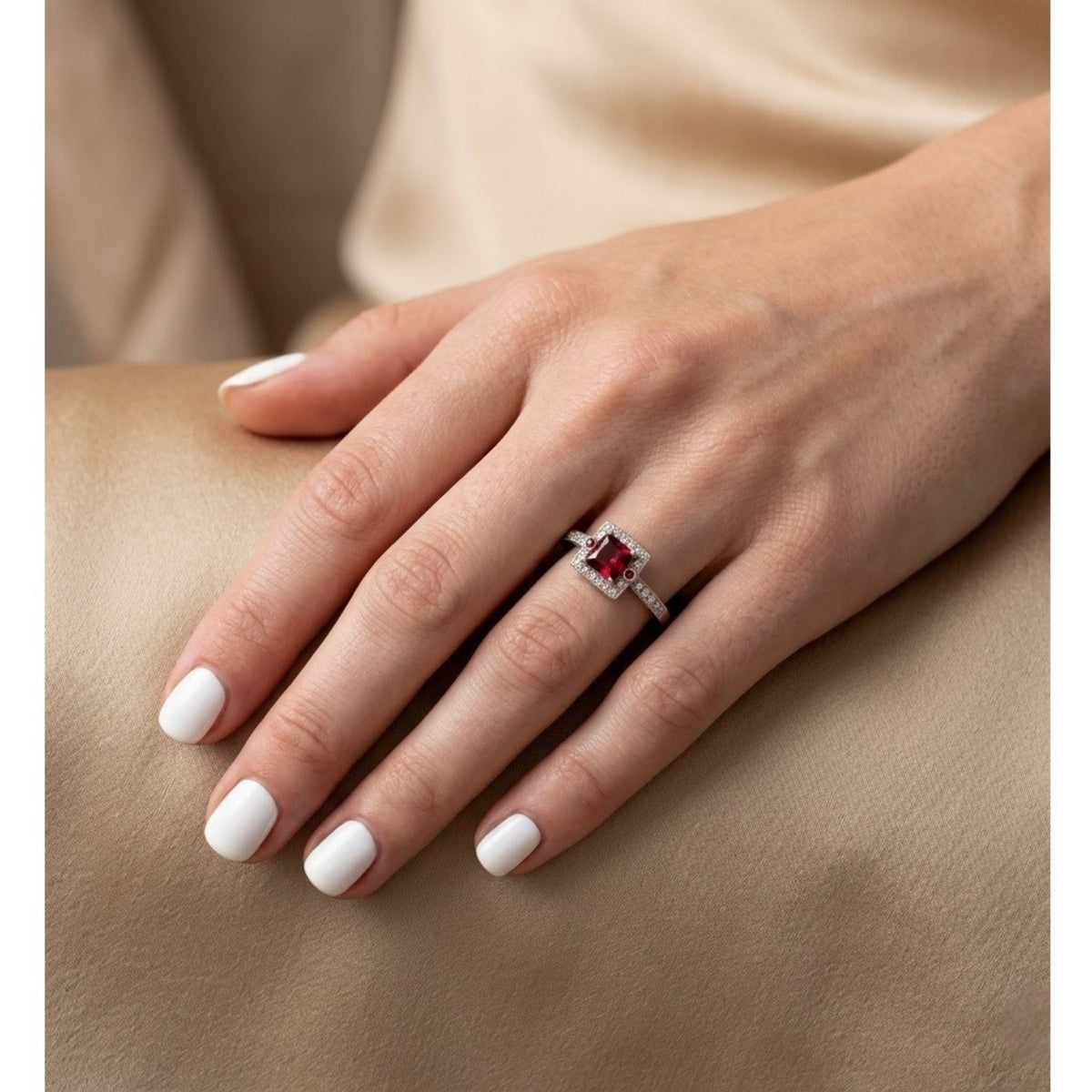Anillo de Compromiso con Circonio Rojo