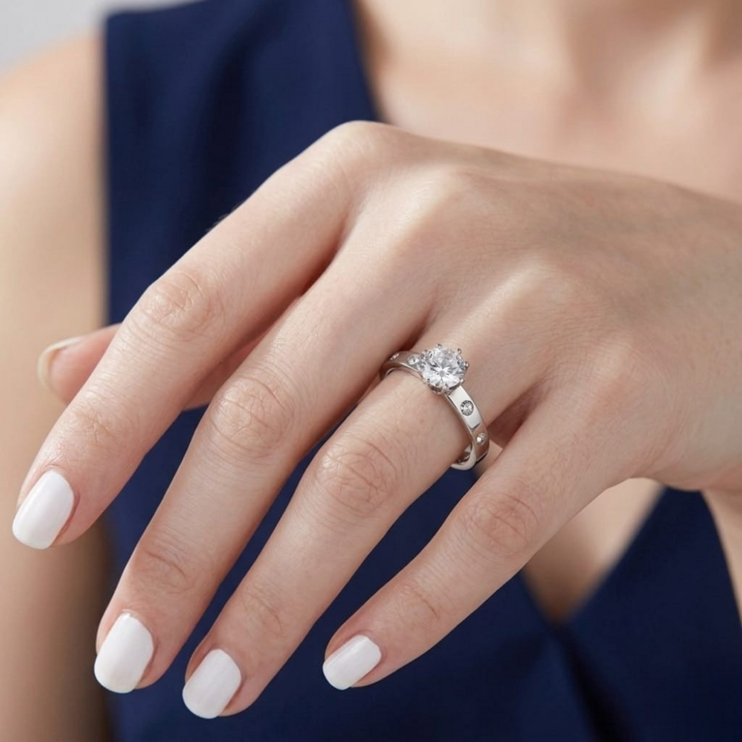 Anillo de Compromiso con Circonio Blanco y piedras laterales