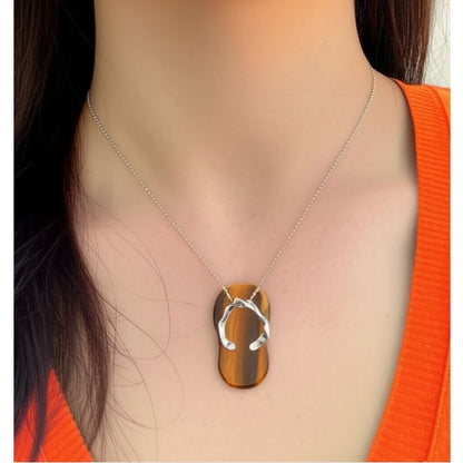 Collar con dije de Sandalia con Ojo de Tigre de Joyas Lucyana