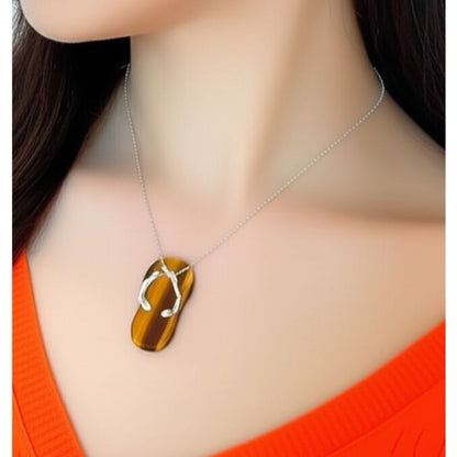 Collar con dije de Sandalia con Ojo de Tigre de Joyas Lucyana