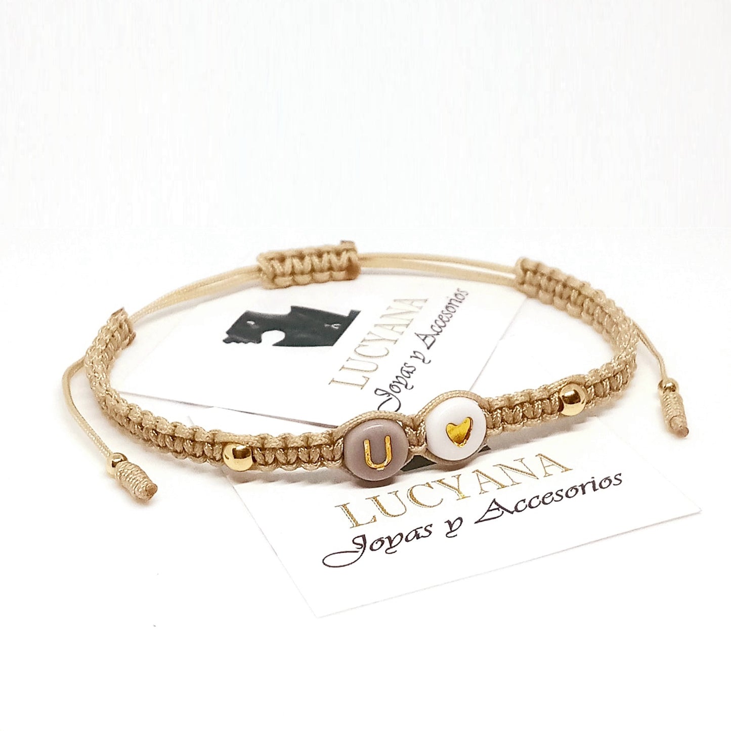 Pulsera para Mujer de Hilo con Letra Inicial U y Corazón de Joyas Lucyana