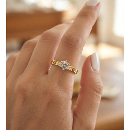 Anillo de Compromiso Radiance Dorado de Joyas Lucyana
