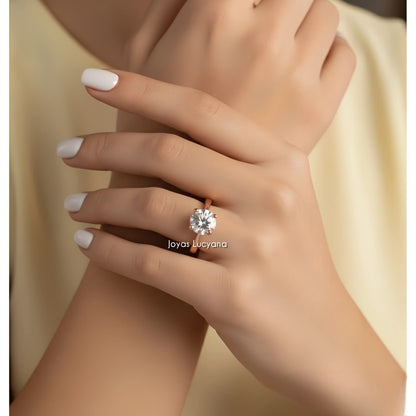 Anillo de Compromiso Solitario Resplandeciente Dorado de Joyas Lucyana