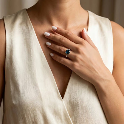 Anillo de Compromiso con Circonio Azul